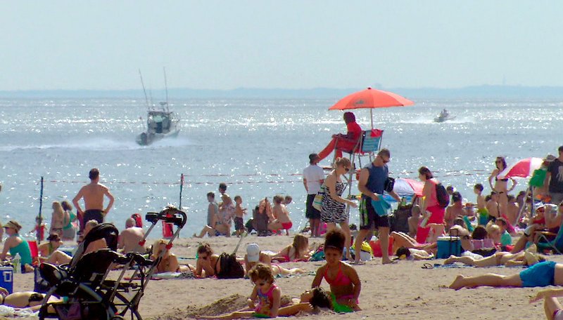 Brighton Beach wird auch „Little Odessa“ genannt … hier leben viele Menschen, die aus der ehemaligen Sowjetunion kamen und ihr Glück suchten. – Bild: ORF Brighton Beach wird auch „Little Odessa“ genannt … hier leben viele Menschen, die aus der ehemaligen Sowjetunion kamen und ihr Glück suchten. – Bild: ORF