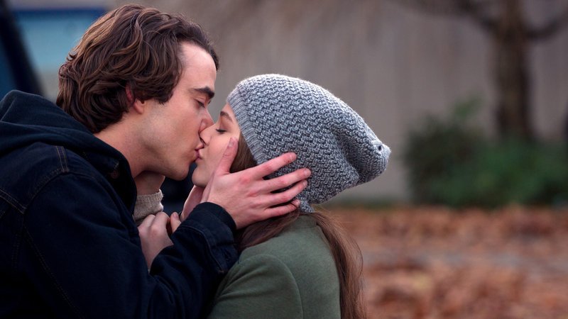 Adam (Jamie Blackley) und Mia (Chloe Grace Moretz) sind sehr verliebt – Bild: RTL Zwei