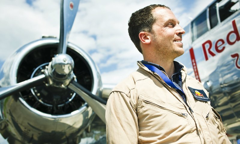 Raimund Riedmann – Chefpilot der Flying Bulls – Bild: ServusTV Raimund Riedmann – Chefpilot der Flying Bulls – Bild: ServusTV