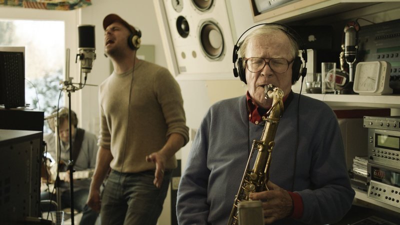 Klaus Doldinger (rechts) und Max Mutzke bei den CD-Aufnahmen im Studio in Icking. – Bild: BR/Sven Zellner Klaus Doldinger (rechts) und Max Mutzke bei den CD-Aufnahmen im Studio in Icking. – Bild: BR/Sven Zellner