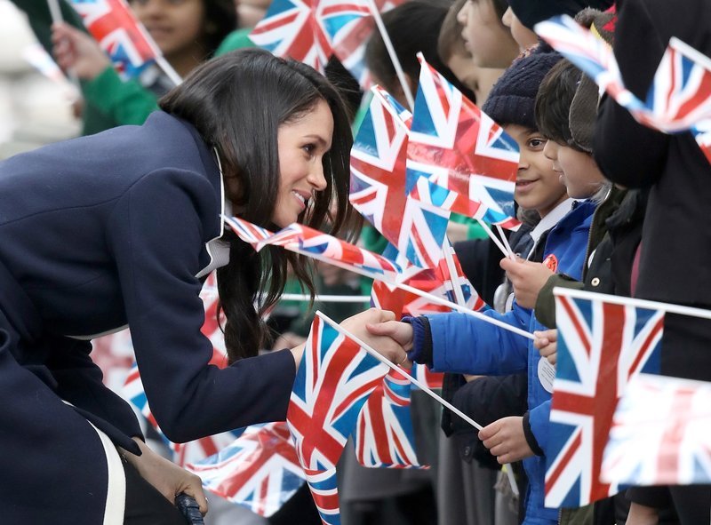 Meghan Markle spricht mit Kindern, als sie am 8. März 2018 in Birmingham ankommt. – Bild: ORF