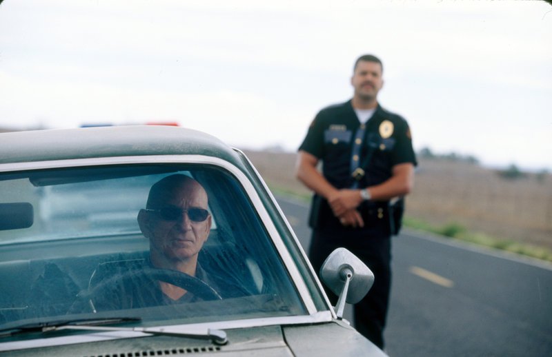 „Suspect Zero – Im Auge des Mörders“. Im Bild (v.li.): Ben Kingsley (Benjamin O’Ryan), Julian Reyes (Highway Patrolman). – Bild: TV 4 – tylko do wykorzystania w celu promocji ramówki stacji TV 4