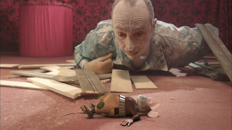 Bösewicht Gil Penkoff (Manuel Manquiña) findet den bewusstlosen Figo (Stimme: Christoph Jablonka) direkt vor seinen Augen. – Bild: BR/​Telepool
