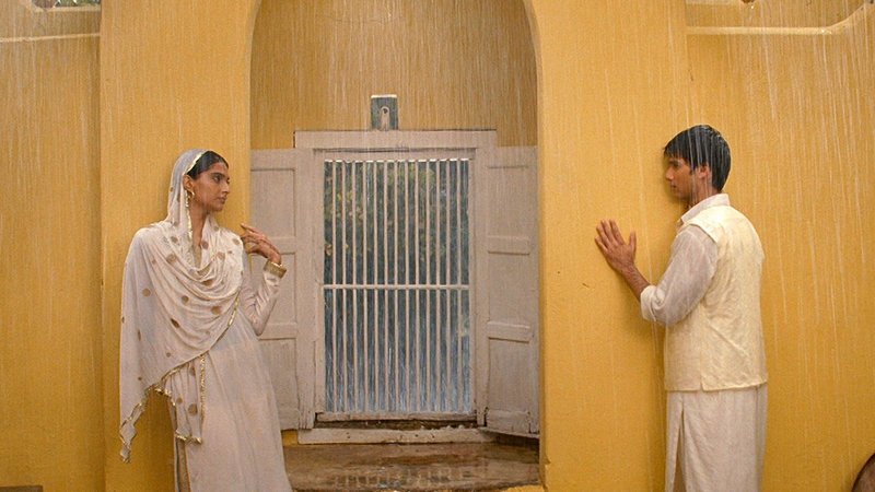 Aayat (Sonam Kapoor, li), Harinder (Shahid Kapoor, re) – Bild: Zee.One