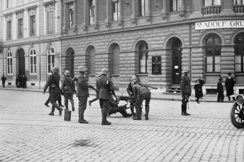 1918: Der Konflikt um den Generalstreik Angebot des Militärs in Basel während des Generalstreiks SRF/​Fred Hausammann Films – Bild: SRF1