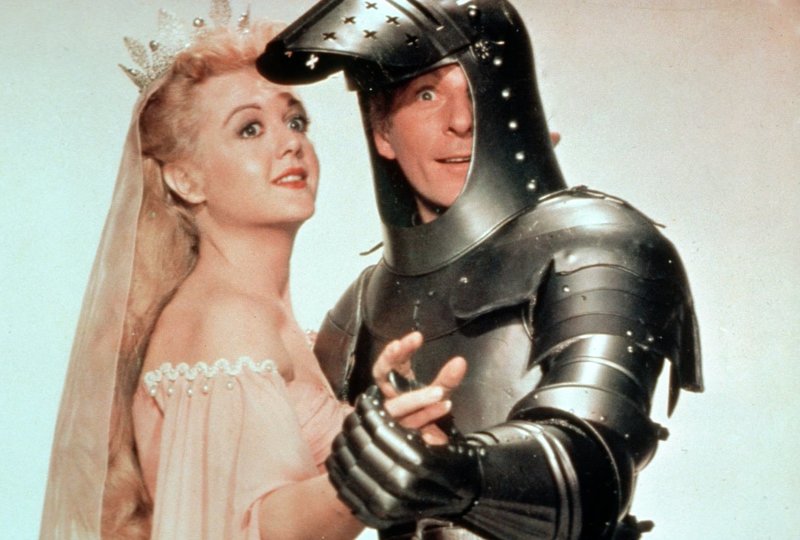 Princess Gwendolyn (Angela Lansbury, l.); Hubert Hawkins (Danny Kaye, r.) – Bild: TM, ® & © 1955 by Paramount Pictures. All Rights Reserved. Lizenzbild frei Princess Gwendolyn (Angela Lansbury, l.); Hubert Hawkins (Danny Kaye, r.) – Bild: TM, ® & © 1955 by Paramount Pictures. All Rights Reserved. Lizenzbild frei