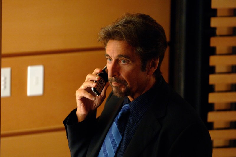 College-Professor Jack Gramm (Al Pacino), der als Psychiater für das FBI arbeitet, erhält einen schockierenden Anruf: Ein Unbekannter droht ihm, er habe nur noch 88 Minuten zu leben … – Bild: Puls 8