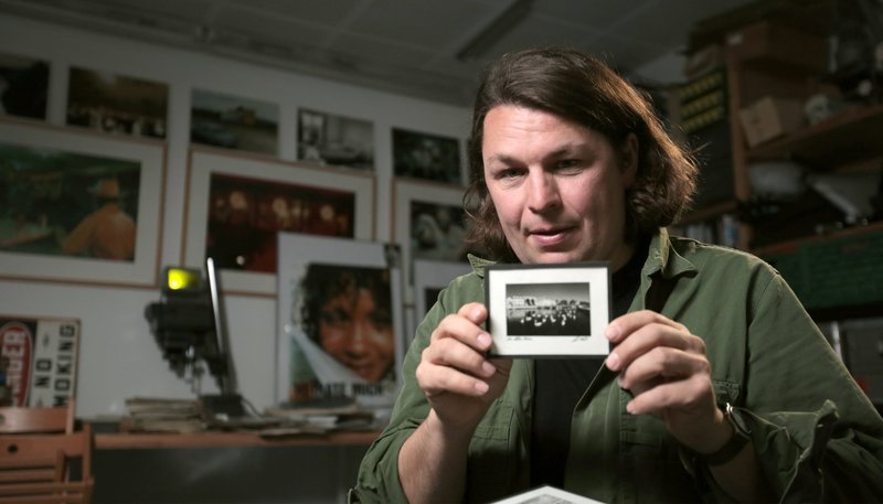 Aus der Not eine Tugend gemacht: Axel Schneppat fotografiert als 16-jähriger Star-Poster aus der Bravo ab und verkauft die Schwarz-Weiß-Abzüge massenweise auf dem Schwarzmarkt. – Bild: NDR/​NDR/​Populärfilm