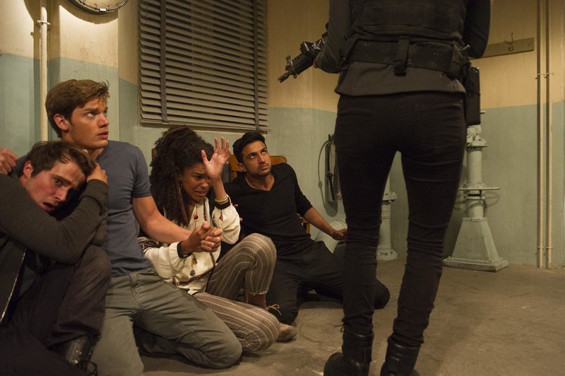 Müssen darauf hoffen, dass ihre Eltern die geforderte Lösegeldsumme zahlen: (v.l.n.r.) James (Max Deacon), James (Dominic Sherwood), Paloma (Thalissa Teixeira) und Fayed (Umar Malik) ... – Bild: SquareOne / Universum Lizenzbild frei Müssen darauf hoffen, dass ihre Eltern die geforderte Lösegeldsumme zahlen: (v.l.n.r.) James (Max Deacon), James (Dominic Sherwood), Paloma (Thalissa Teixeira) und Fayed (Umar Malik) ... – Bild: SquareOne / Universum Lizenzbild frei