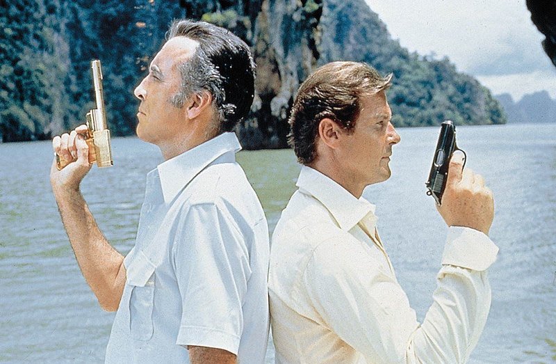 Der Profi-Killer Scaramanga (Christopher Lee) oder der Geheimagent James Bond (Roger Moore), wer ist der Sieger? – Bild: SF DRS