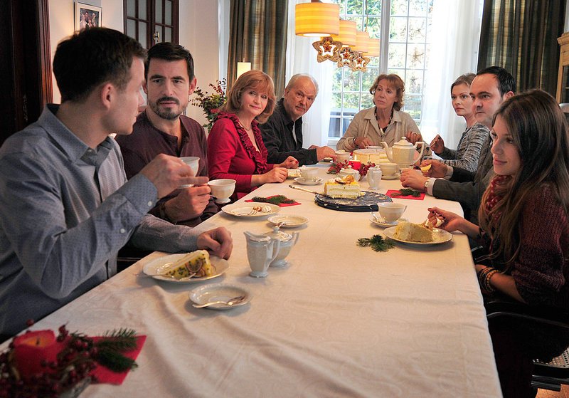 Noch herrscht Frieden an der Kaffeetafel von Elli (Gaby Dohm, 4. v. re.), Robert (Michael Gwisdek) Tobias (Bernhard Piesk, li.), Micha (Claes Kasper Bang, 2. v. li.), Chrissi (Johanna Gastdorf, 3. v. li.), Susanna (Susanna Simon, 3. v. re.), Heiner (Tom Keune, 2. v. re.) und Leonie (Anna Julia Kapfelsberger, re.). – Bild: ORF Noch herrscht Frieden an der Kaffeetafel von Elli (Gaby Dohm, 4. v. re.), Robert (Michael Gwisdek) Tobias (Bernhard Piesk, li.), Micha (Claes Kasper Bang, 2. v. li.), Chrissi (Johanna Gastdorf, 3. v. li.), Susanna (Susanna Simon, 3. v. re.), Heiner (Tom Keune, 2. v. re.) und Leonie (Anna Julia Kapfelsberger, re.). – Bild: ORF