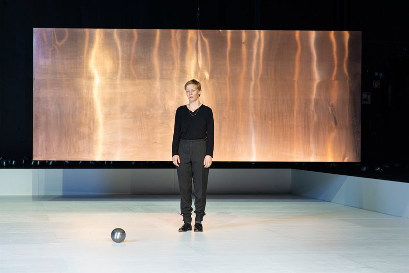 Hamlet (Sandra Hüller) im Bühnenbild von Johannes Schütz. – Bild: ZDF und JU Bochum.