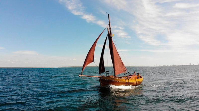 Die Vitura wurde vor 100 Jahren in Dänemark gebaut. In MV fährt sie in der Zeesbootklasse. Die Zeesenboote sind die traditionellen Arbeitsboote, heute noch zahlreich und liebevoll erhalten an der Boddenküste zu finden. – Bild: NDR Die Vitura wurde vor 100 Jahren in Dänemark gebaut. In MV fährt sie in der Zeesbootklasse. Die Zeesenboote sind die traditionellen Arbeitsboote, heute noch zahlreich und liebevoll erhalten an der Boddenküste zu finden. – Bild: NDR