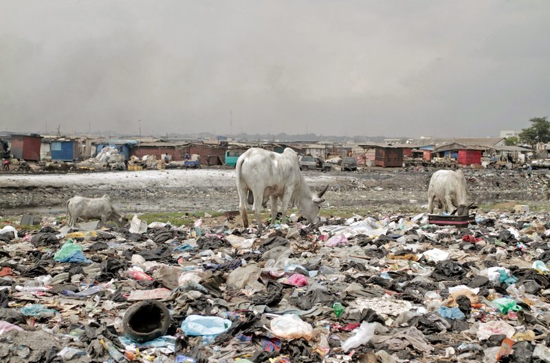 Die Entsorgung und das Recycling von „e-waste“ ist extrem problematisch. – Bild: phoenix/​ZDF/​Juan Solera