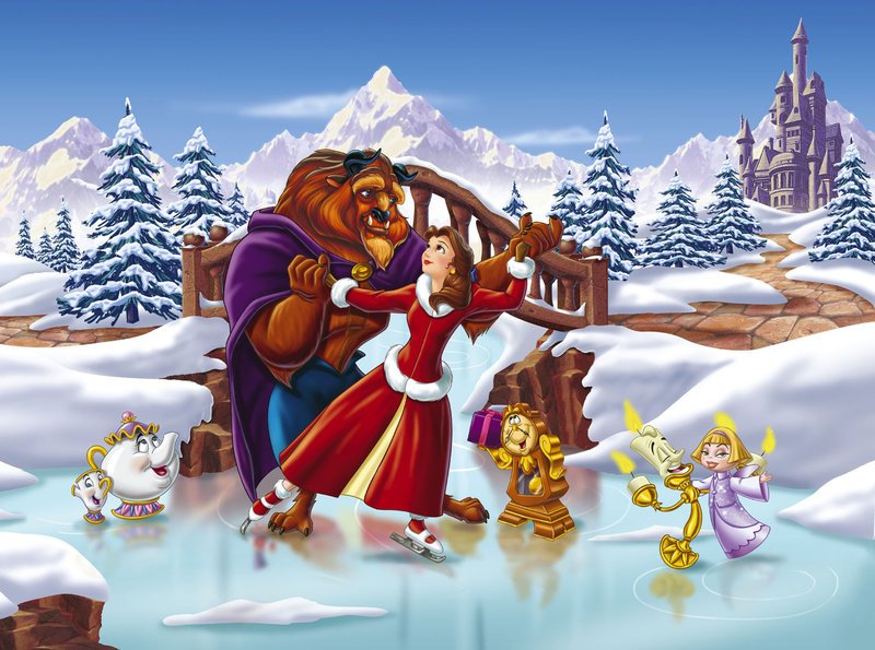 Feiern ein traumhaft schönes Weihnachtsfest: (v.l.n.r.) der kleine Tassilo, die liebenswerte Madame Pottine, das geläuterte Biest, die wunderschöne Belle, der besonnene Monsieur von Unruh, der gescheite Lumiere und der charmante Weihnachtsengel Angelique … – Bild: TV Puls