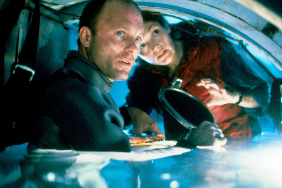 Bud (Ed Harris) und Lindsey Brigman (Mary Elizabeth Mastrantonio) müssen ihren Scheidungskrieg verschieben, um mit ihrer Tauchstation nicht unterzugehen. – Bild: ZDF