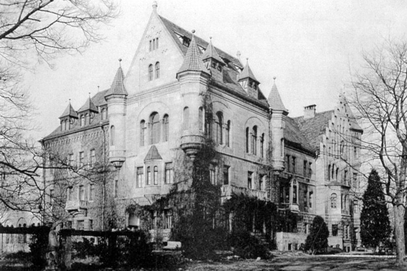 Das Schloss des Bleistiftfabrikanten Faber-Castell in Stein bei Nürnberg diente während des Nürnberger Prozesses als Unterkunft für das internationale Pressekorps, darunter bekannte Autoren wie John Dos Passos, Erika Mann oder Willy Brandt.Zur ARTE-Sendung Der Jahrhundertprozess Das Nürnberger Tribunal aus prominenter Sicht 5: Das Schloss des Bleistiftfabrikanten Faber-Castell in Stein bei Nürnberg diente während des Nürnberger Prozesses als Unterkunft für das internationale Pressekorps, darunter bekannte Autoren wie John Dos Passos, Erika Mann oder Willy Brandt. © National Archives Washington/​public domain/​Sievers Foto: ZDF Honorarfreie Verwendung nur im Zusammenhang mit genannter Sendung und bei folgender Nennung „Bild: Sendeanstalt/​Copyright“. Andere Verwendungen nur nach vorheriger Absprache: ARTE-Bildredaktion, Silke Wölk Tel.: +33 3 881 422 25, E-Mail: bildredaktion@arte.tv – Bild: arte