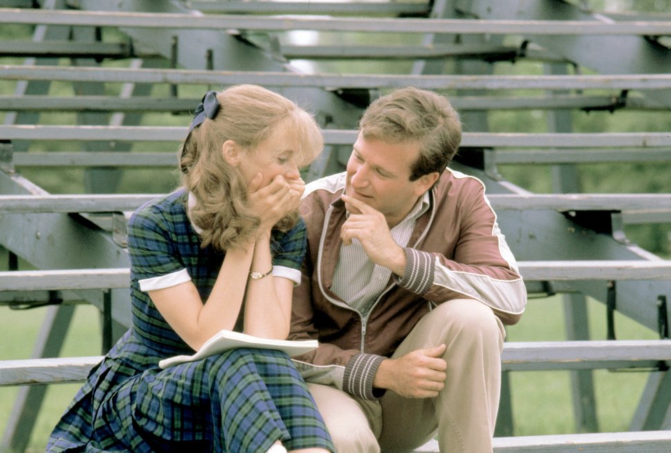 T.S. Garp (Robin Williams) und Helen Holm (Mary Beth Hurt) sitzen auf der Zuschauertribüne. – Bild: SWR/© SWR