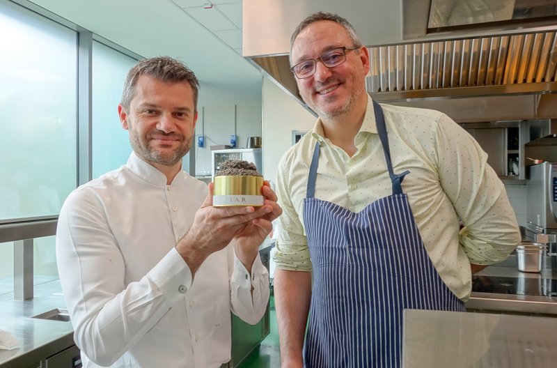 Für den Kaviarproduzenten John Giovannini (re.) gehört der Mailänder Sternekoch Enrico Bartolini (li.) zu den wichtigen Kunden. – Bild: ARTE /​ © MedienKontor/​Manuel Fenn