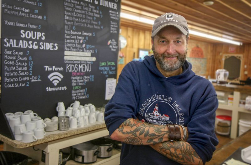 Er steht nicht gern früh auf, darum lebt Dale Malloch als einer der wenigen auf der Insel nicht von der Fischerei, sondern führt ein Café. – Bild: Roland Gockel /​ © Roland Gockel