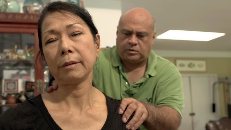 Ginger Seiki während einer Hoponopono Behandlung. – Bild: ZDF und ORF/​Langbein & Partner Media.