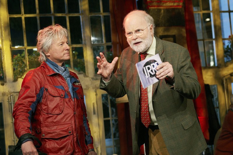 WDR Fernsehen IRRE! DAS PROBLEM SIND DIE NORMALEN …, „Eine heitere Seelenkunde mit Dr. Manfred Lütz und Jürgen Becker“, am Samstag (13.06.15) um 22:45 Uhr.
Kabarettist Jürgen Becker (l) mit „Nachwuchskabarettist“ Dr. Manfred Lütz im Alten Wartesaal. – Bild: WDR/​Melanie Grande