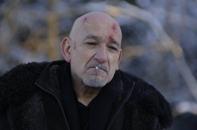 Kommissar Grinko (Ben Kingsley) ist auf der Suche nach Schmugglern. – Bild: ZDF und Jose Haro. Kommissar Grinko (Ben Kingsley) ist auf der Suche nach Schmugglern. – Bild: ZDF und Jose Haro.
