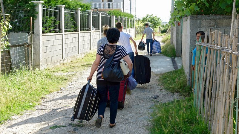 Nach der Abschiebung wartet auf diese Familie in Albanien nichts. – Bild: ZDF und NDR/​Pier 53