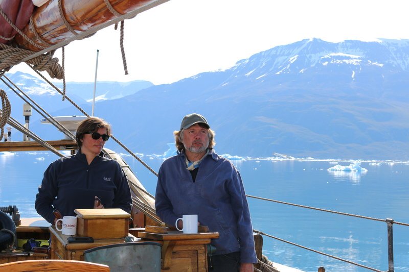Arved Fuchs (r.) gehört zu den bekanntesten Arktikexperten weltweit. Ihm gelang 1993 als dritter Seefahrer die Durchquerung der legendären Nord-West-Passage. – Bild: ZDF und Anja Kindler