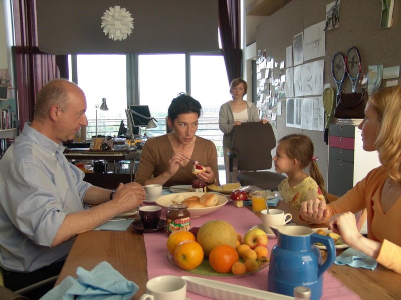 Bereits nach kurzer Zeit erkennt Rebecca (Katharina Schüttler, hinten), dass es keineswegs einfach ist, als Mitglied der Familie aufgenommen zu werden. Schwiegermama (Adele Neuhauser, M.) und zunächst auch Schwiegerpapa (Michael Schönborn, l.) in spe haben so ihre Probleme mit der jugendlichen Schwiegertochter … – Bild: ATV II Bereits nach kurzer Zeit erkennt Rebecca (Katharina Schüttler, hinten), dass es keineswegs einfach ist, als Mitglied der Familie aufgenommen zu werden. Schwiegermama (Adele Neuhauser, M.) und zunächst auch Schwiegerpapa (Michael Schönborn, l.) in spe haben so ihre Probleme mit der jugendlichen Schwiegertochter … – Bild: ATV II