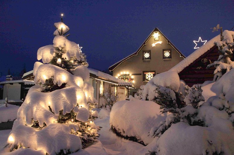 MDR Fernsehen WEIHNACHTSWUNDERLAND, „Die verrücktesten Weihnachtshäuser Mitteldeutschlands“, am Mittwoch (21.12.11) um 20:15 Uhr. Oh du fröhliche, leuchtend bunte Weihnachtszeit! Der Mitteldeutsche Rundfunk suchte und fand die verrücktesten, strahlendsten Weihnachtshäuser und stellt die einzigartigen Menschen vor, die dahinter stecken, bzw. darin wohnen. – Bild: MDR/​ Anne Mrosko