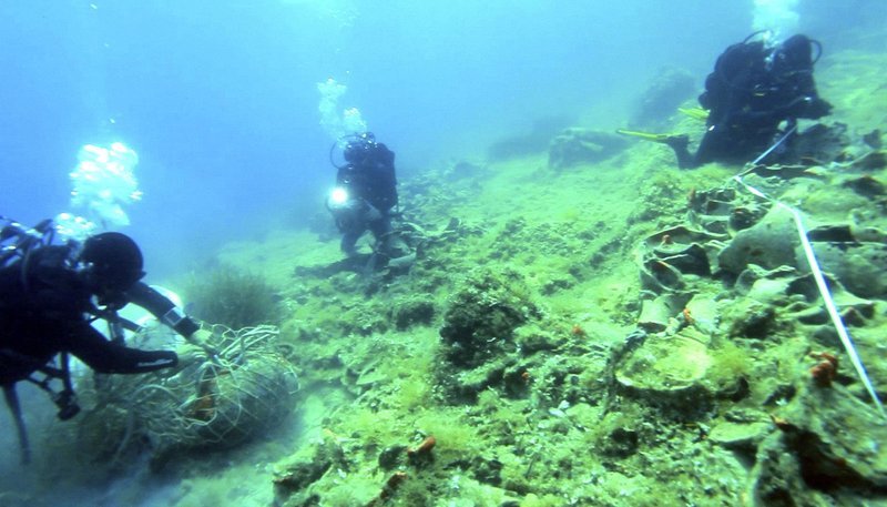 Unterwasser-Archäologen dokumentieren vor der Insel Mjlet ein Feld mit über 500 zerbrochenen Amphoren. – Bild: HR/SWR Unterwasser-Archäologen dokumentieren vor der Insel Mjlet ein Feld mit über 500 zerbrochenen Amphoren. – Bild: HR/SWR