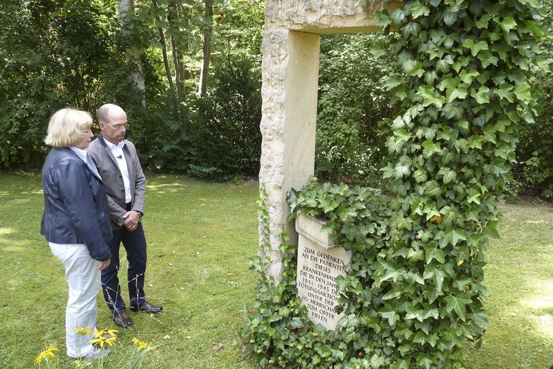 Dr. Sabine Zimmermann und Dr. Matthias Wanitschke am Gedenkstein für die „Euthanasie“-Opfer der Klinik in Stadtroda – Bild: MDR Dr. Sabine Zimmermann und Dr. Matthias Wanitschke am Gedenkstein für die „Euthanasie“-Opfer der Klinik in Stadtroda – Bild: MDR