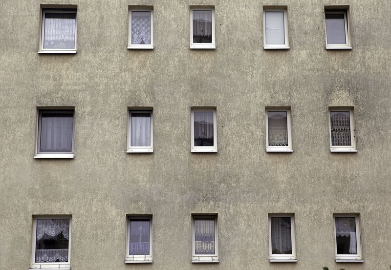 PHOENIX STASI AUF DEM SCHULHOF, am Donnerstag (26.02.15) um 20:15 Uhr. Die regelmäßigen Treffen der Minderjährigen mit ihren Führungsoffizieren fanden in unauffälligen Wohnungen statt. Kaum jemand ahnte, was hinter den Gardinen geschah. – Bild: PHOENIX/​WDR/​Februar Film GmbH