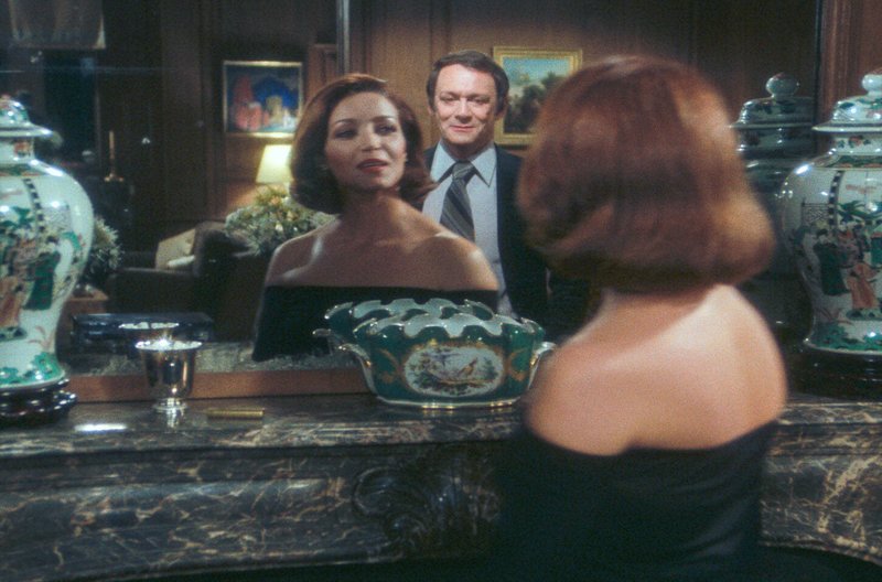 Madame Claude (Françoise Fabian) und ihr langjähriger Freund und Vertrauter Pierre (Maurice Ronet) treffen sich bei der Geschäftsfrau im Hotelzimmer. – Bild: arte