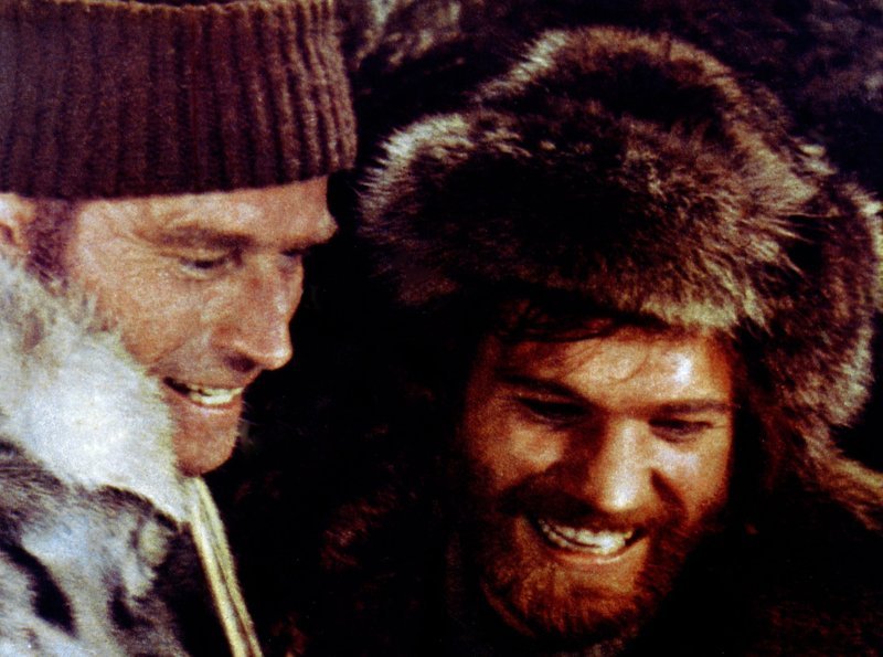 Die Abenteurer John (Charlton Heston, li.) und Pete (Raimund Harmstorf) wollen als Goldsucher reich werden. – Bild: „ARD Degeto“ (S 2)