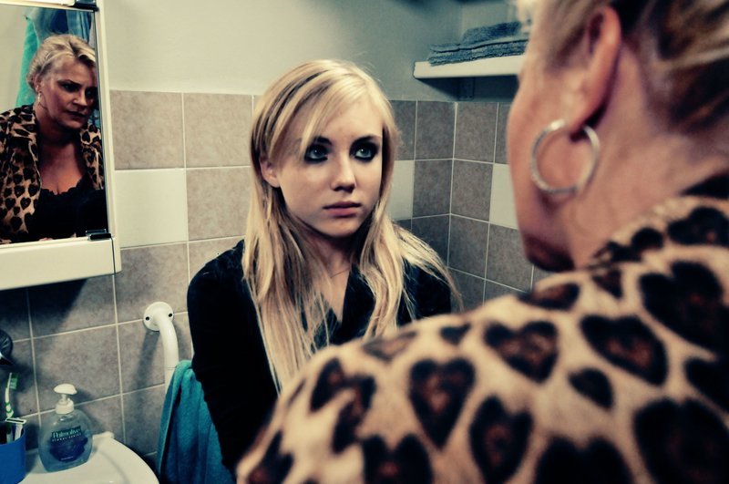 „Ausgerechnet heute“. Jessika (Elisa Schlott) wird von ihrer Mutter (Petra Kleinert) kontrolliert. – Bild: BR/​mem-film
