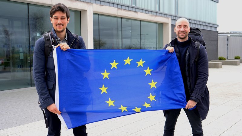 Vereinigtes Europa: Martin Speer (r.) und Vincent-Immanuel Herr (l.) treten im nordirischen Newry für die EU und gegen den Brexit ein. – Bild: ZDF und Frédérique Veith.