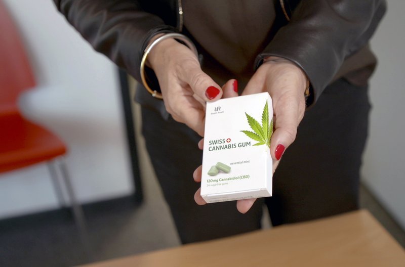 Medizinisches Cannabis aus der Schweiz gibt es auch als Kaugummi. – Bild: ARTE France /​ © Yuzu Productions