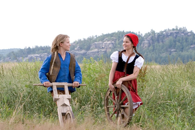 Rotkäppchen (Kathleen Frontzek) bewundert Konrads (Max von der Groeben) selbst gebautes Laufrad. Sie mag Konrad sehr, und auch Konrad hat Rotkäppchen richtig gern. – Bild: ZDF und Steffen Junghans