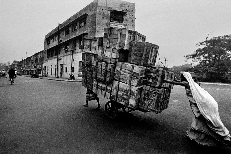 Sternstunde Kunst Fotografie und Spiritualität Frau schiebt Karren in Dehli, Indien, 1979. SRF – Bild: SRF1