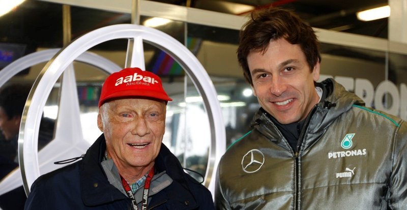 Geschäftspartner und Freunde: Niki Lauda und Mercedes-Benz Motorsportchef Toto Wolff. – Bild: TVNOW /​ Daimler AG