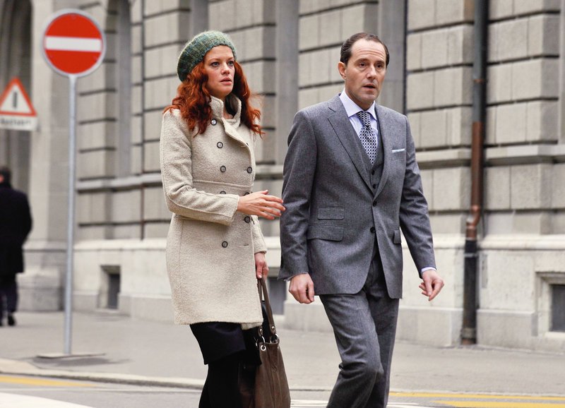 Lorena (Marie Bäumer) kommt dem Kunstexperten Adrian Weynfeldt (Stefan Kurt) immer näher. – Bild: ZDF und Christian Lanz Lorena (Marie Bäumer) kommt dem Kunstexperten Adrian Weynfeldt (Stefan Kurt) immer näher. – Bild: ZDF und Christian Lanz