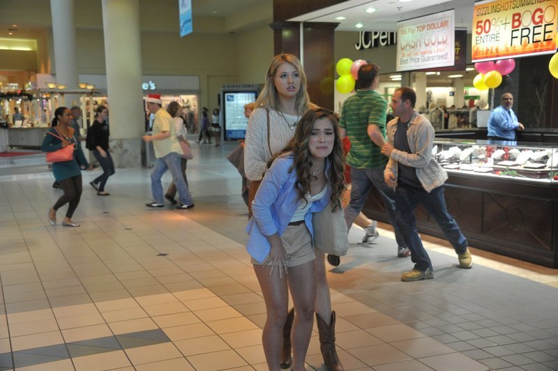 Deb (Christina DeRosa,r.) und ihre Freundin tummeln sich noch im Shoppingcenter, obwohl ein Unwetter angekündigt wurde. – Bild: Lionsgate International