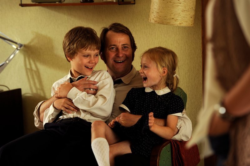 Kurt (Christian Erdmann) tobt mit seinen beiden kleinen Kindern Michael (Charlie Schrein) und Sabine (Milla Hammann). – Bild: ZDF und Bernd Spauke.