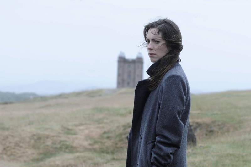 Florence (Rebecca Hall) muss sich ihrer eigenen Vergangenheit stellen. – Bild: ZDF und Alex Bailey Florence (Rebecca Hall) muss sich ihrer eigenen Vergangenheit stellen. – Bild: ZDF und Alex Bailey