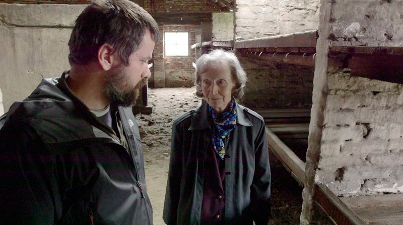 Die Auschwitz-Überlebende und Autorin Zofia Posmysz besucht die Baracken. – Bild: MDR/​Sarphati Media