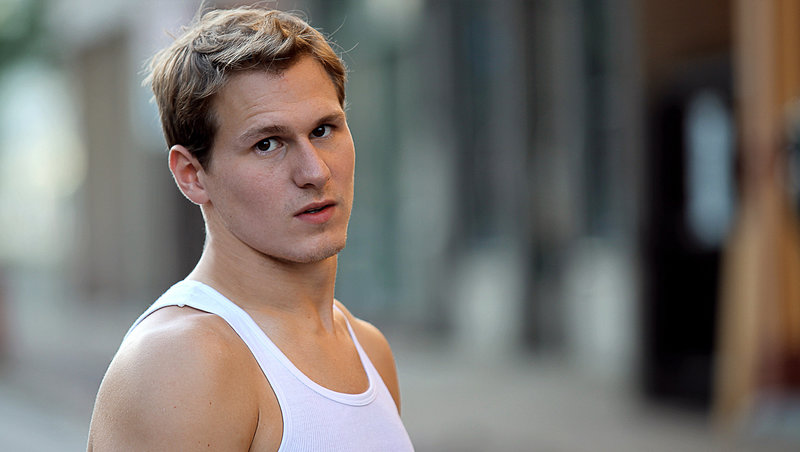 Finch (Ryan Doyle) ist der Star unter den Freerunnern. Doch eines Tages muss er um sein Leben laufen ... – Bild: TIBERIUS FILM Lizenzbild frei Finch (Ryan Doyle) ist der Star unter den Freerunnern. Doch eines Tages muss er um sein Leben laufen ... – Bild: TIBERIUS FILM Lizenzbild frei