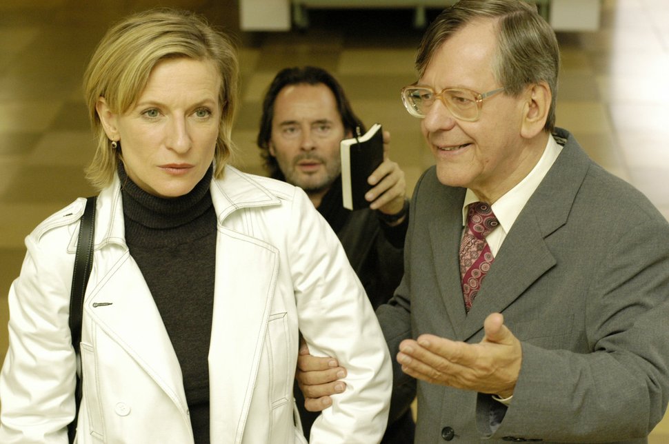 Die SPIEGEL-Redakteurin (Dagmar Manzel,l) und der Provinzjournalist (Uwe Kockisch,M.) liefern sich einen Wettlauf um mögliche Akten, vage Gerüchte und die bessere Geschichte. Sie befragen Reichelt (Herbert Feuerstein, r.), Leiter einer Außenstelle der Gauckbehörde. – Bild: ZDF/SVENJA VON SCHULTZENDORFF