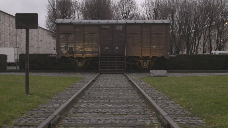 Ein Waggon in Drancy dient als Mahnmal, das an die Deportation der Gefangenen in die Konzentrationslager erinnern soll. – Bild: ZDF und Xavier Liberman